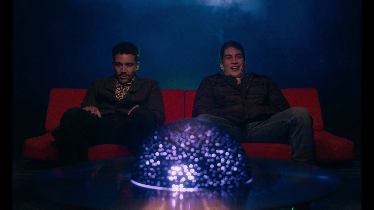 It's What's Inside (2024) NF WEB-DL Hindi + English 720p x264 AVC HE-AAC 5.1 ESub.mkv.0002